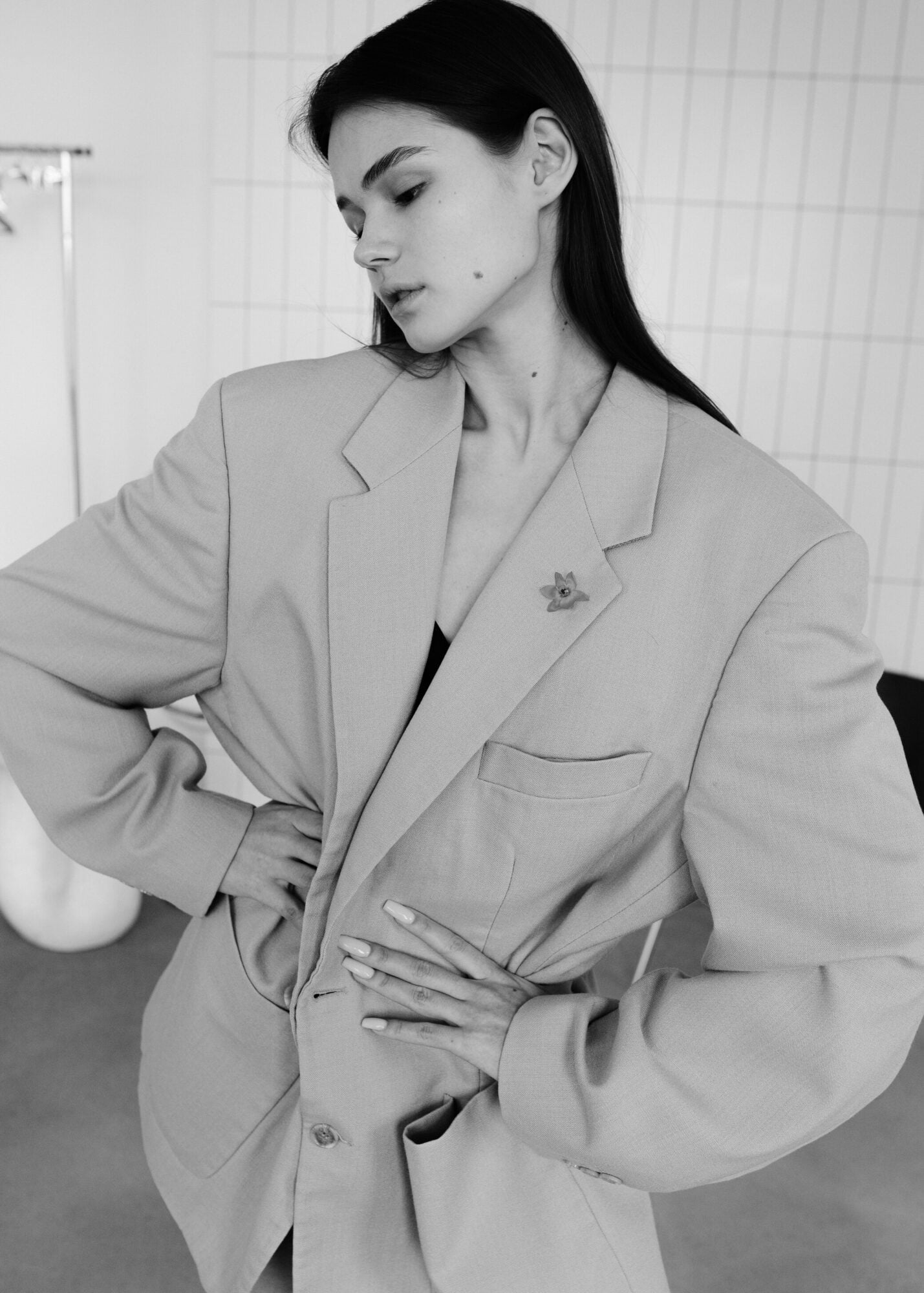 Questo inverno, il blazer da donna cambia proporzioni 2 Des epaules affirmees aux volumes oversize 1 Cet hiver le blazer pour femme change de proportions Modalova