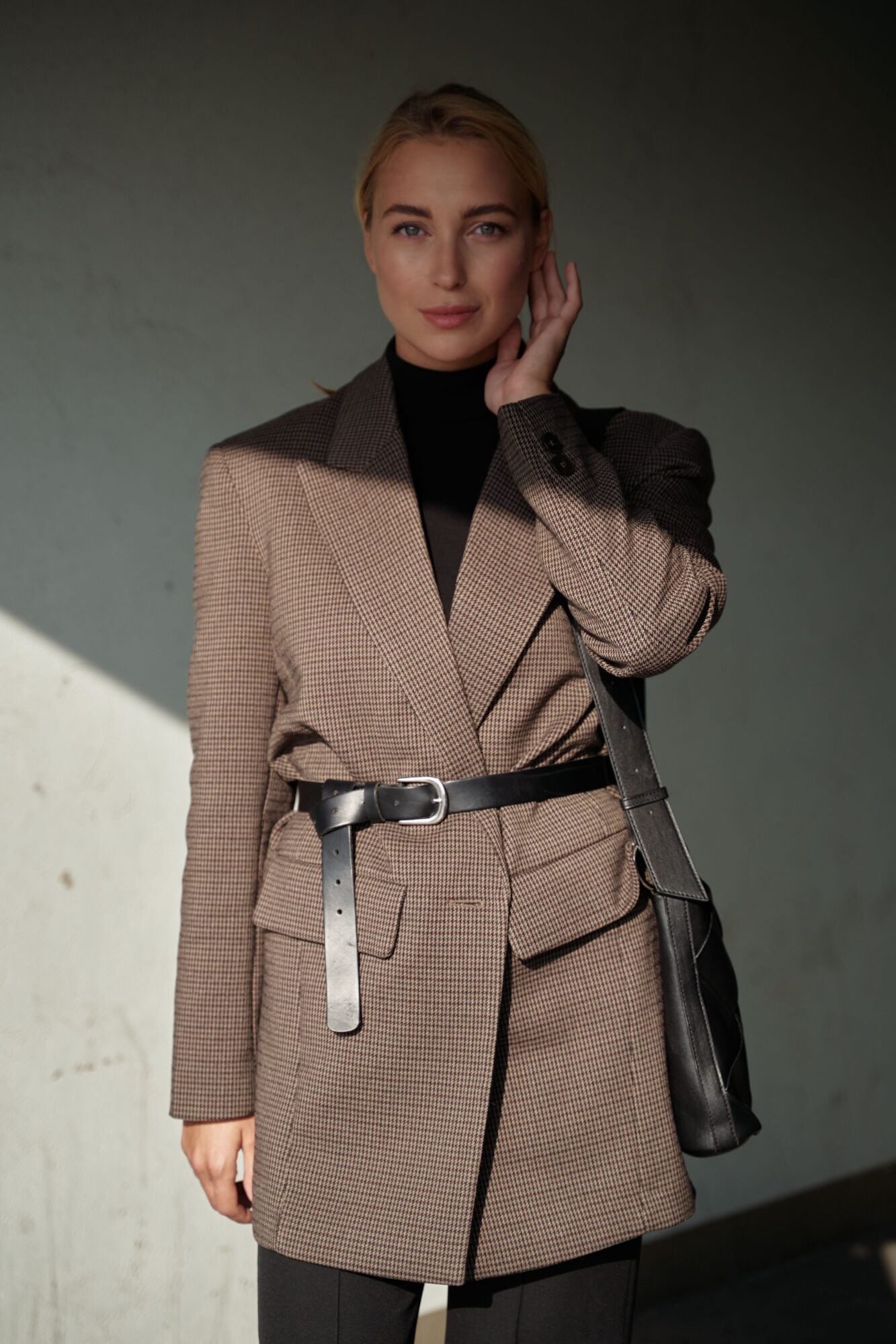 Questo inverno, il blazer da donna cambia proporzioni 3 Des epaules affirmees aux volumes oversize Cet hiver le blazer pour femme change de proportions Modalova