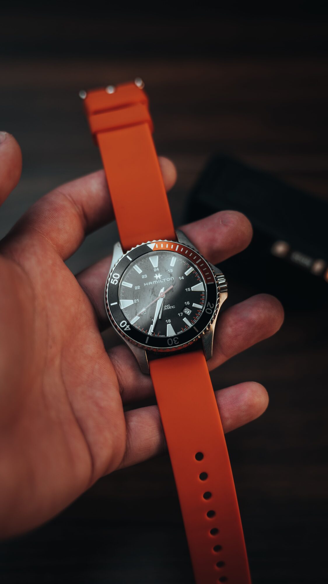 Un orologio, tre stili: il chic del bracciale in gomma 2 Quand le sport chic gagne lhorlogerie Une montre trois allures le chic du bracelet caoutchouc Modalova