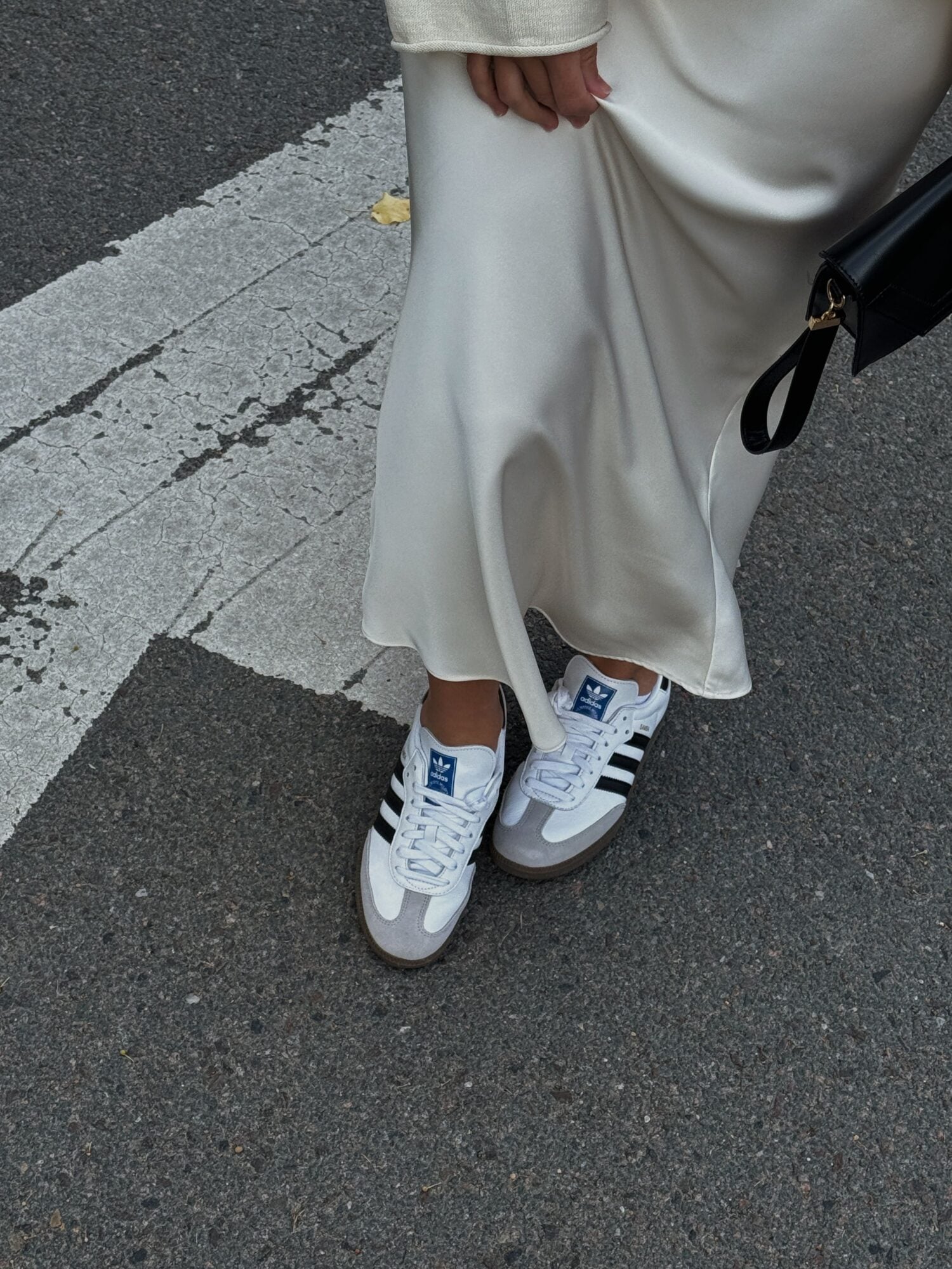 Scarpe da ginnastica e silhouette: i nuovi accordi di moda 4 Robes et jupes trouver le contraste juste Baskets et silhouettes les nouveaux accords mode Modalova