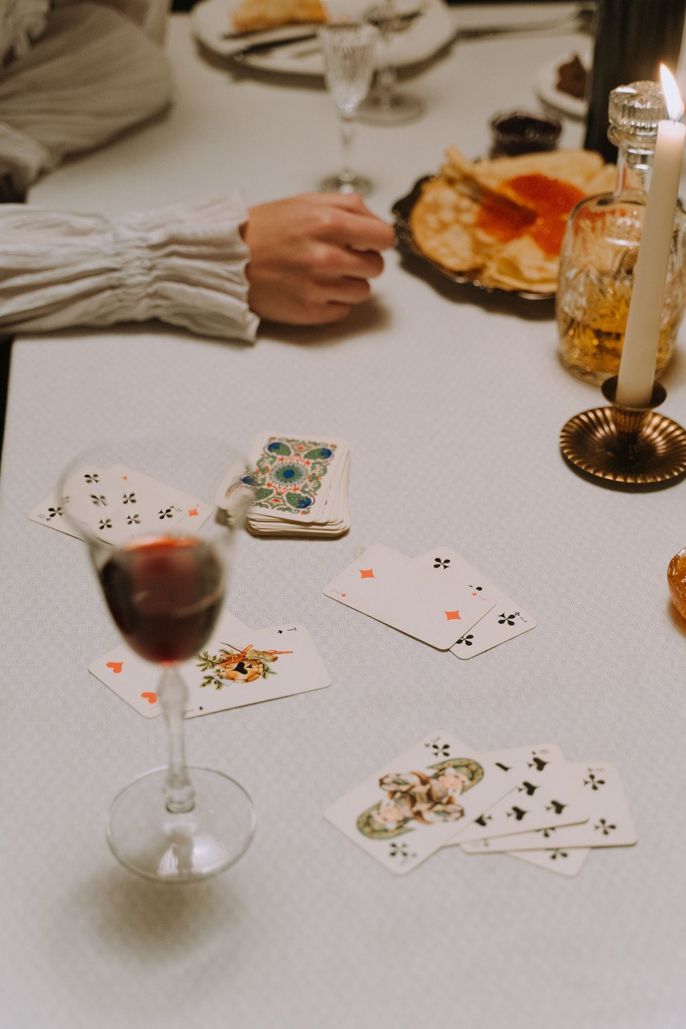 Carte, dadi e fiches: quando il lusso gioca da tavolo 2 Perche le maison reinterpretano le carte da gioco Carte dadi e fiches quando il lusso gioca da tavolo Modalova
