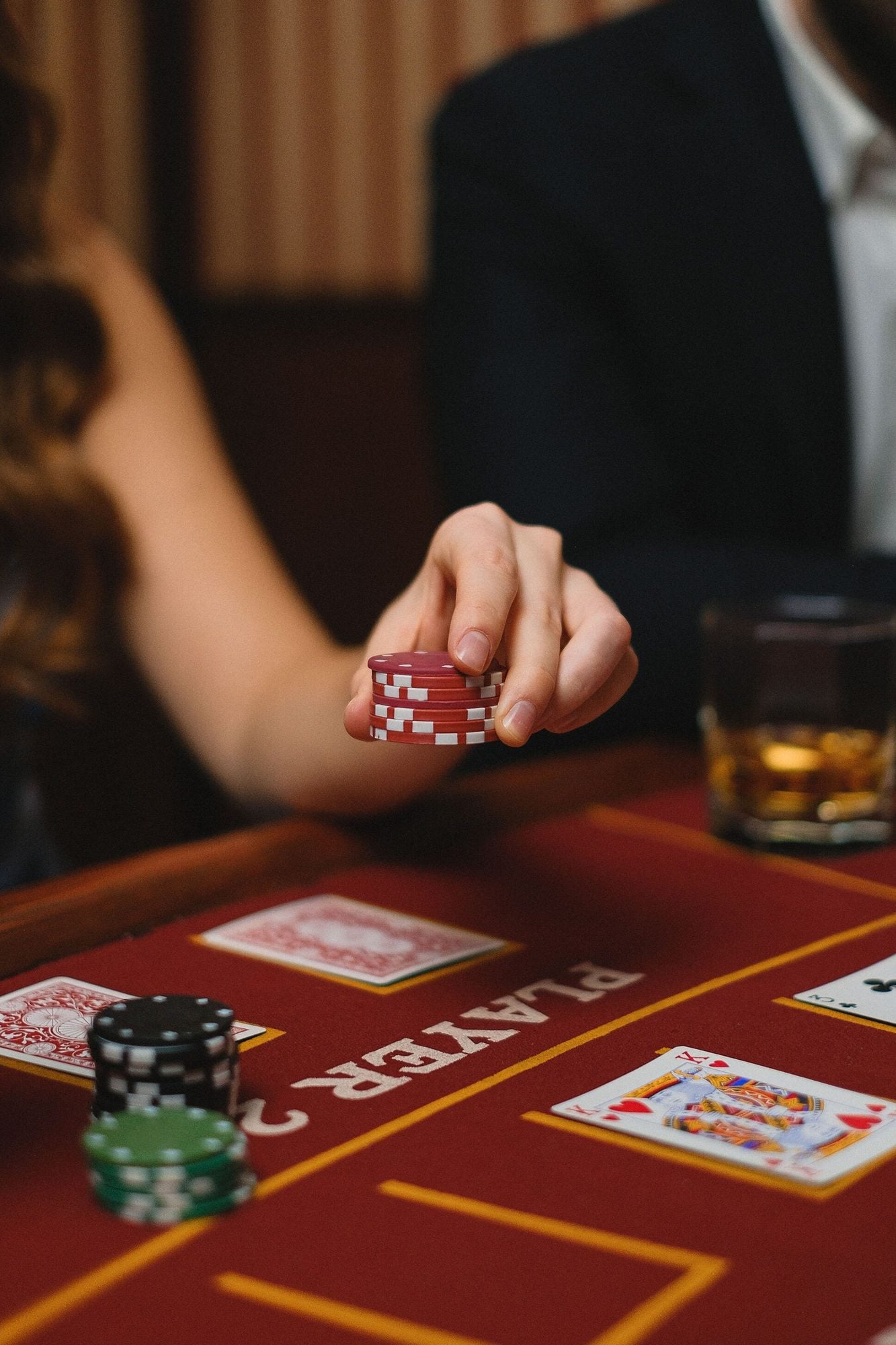Carte, dadi e fiches: quando il lusso gioca da tavolo 3 Quando il set da poker diventa un oggetto di lusso Carte dadi e fiches quando il lusso gioca da tavolo Modalova