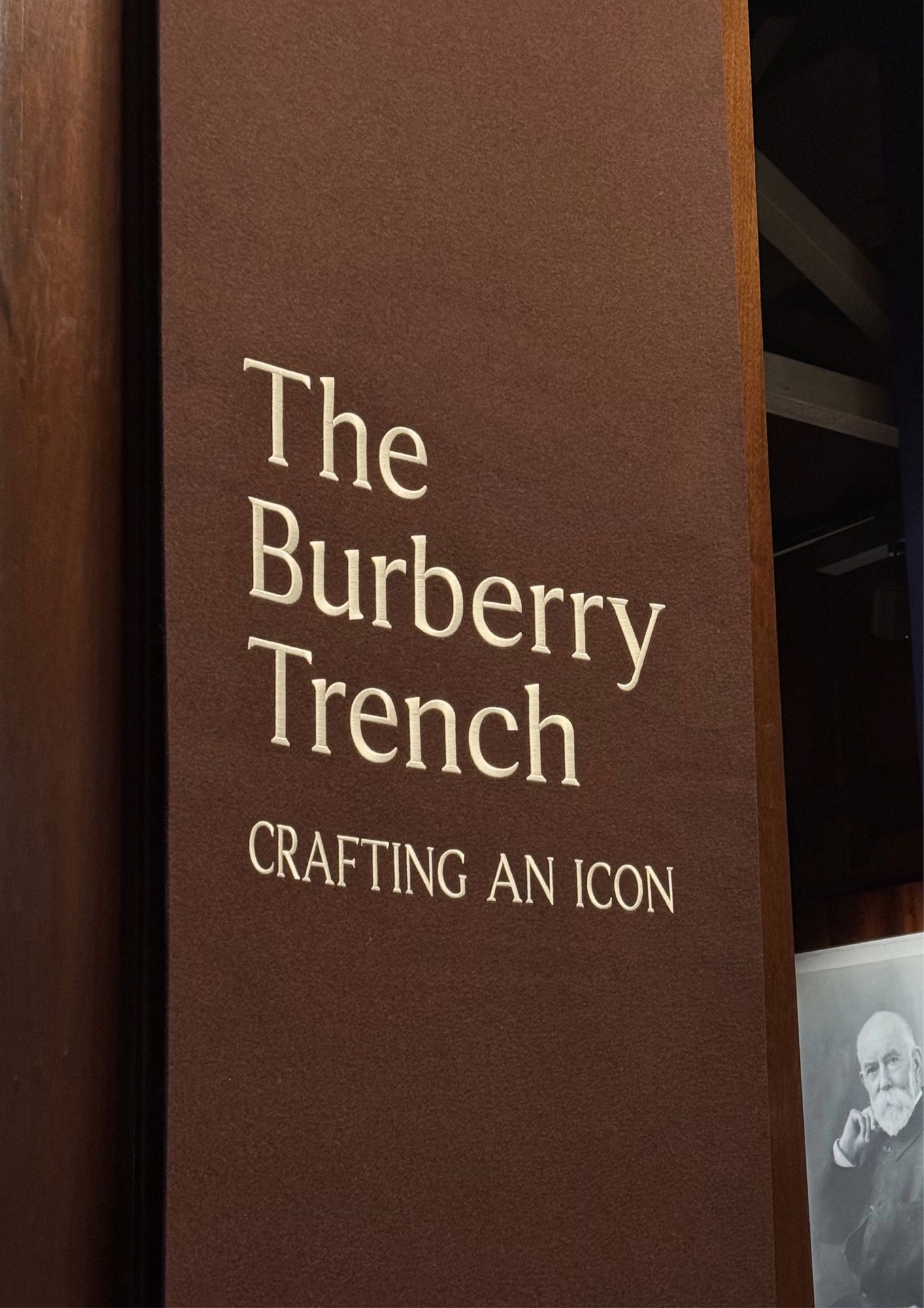 Il trench Burberry : Création d'une icône - l'appuntamento al Museo V&A 2 Locandina dell'esposizione The Burberry Trench: Crafting an Icon del V&A Museum London