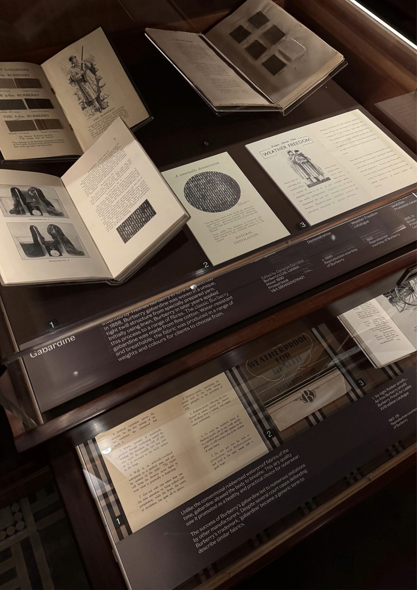 Il trench Burberry : Création d'une icône - l'appuntamento al Museo V&A 6 Documenti gabardine Burberry V&A Museum