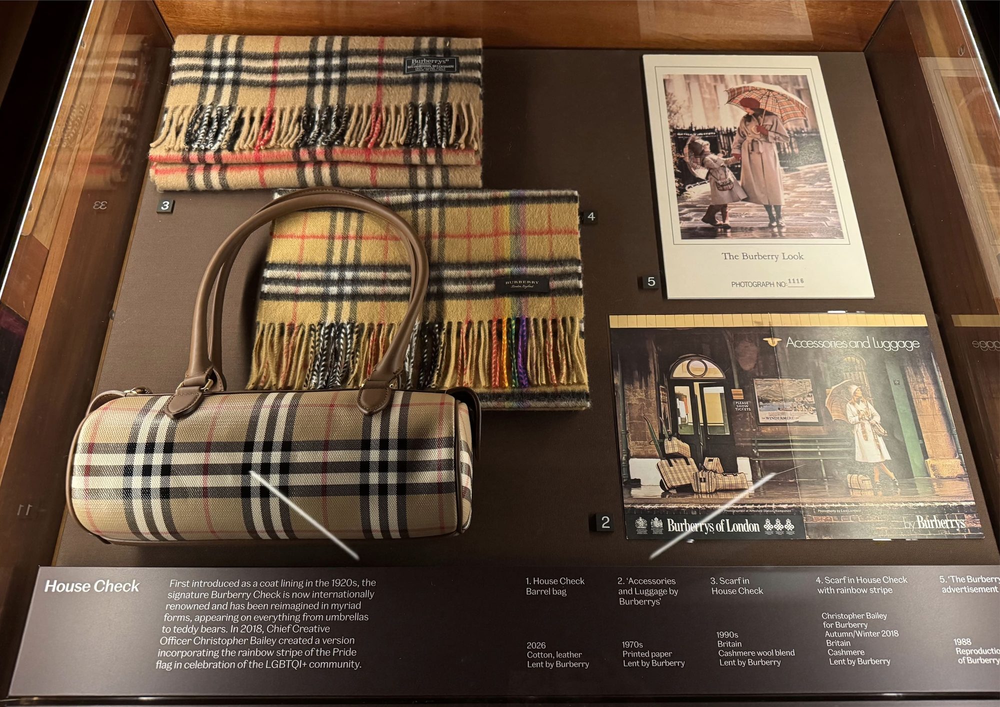 Il trench Burberry : Création d'une icône - l'appuntamento al Museo V&A 7 Burberry Check