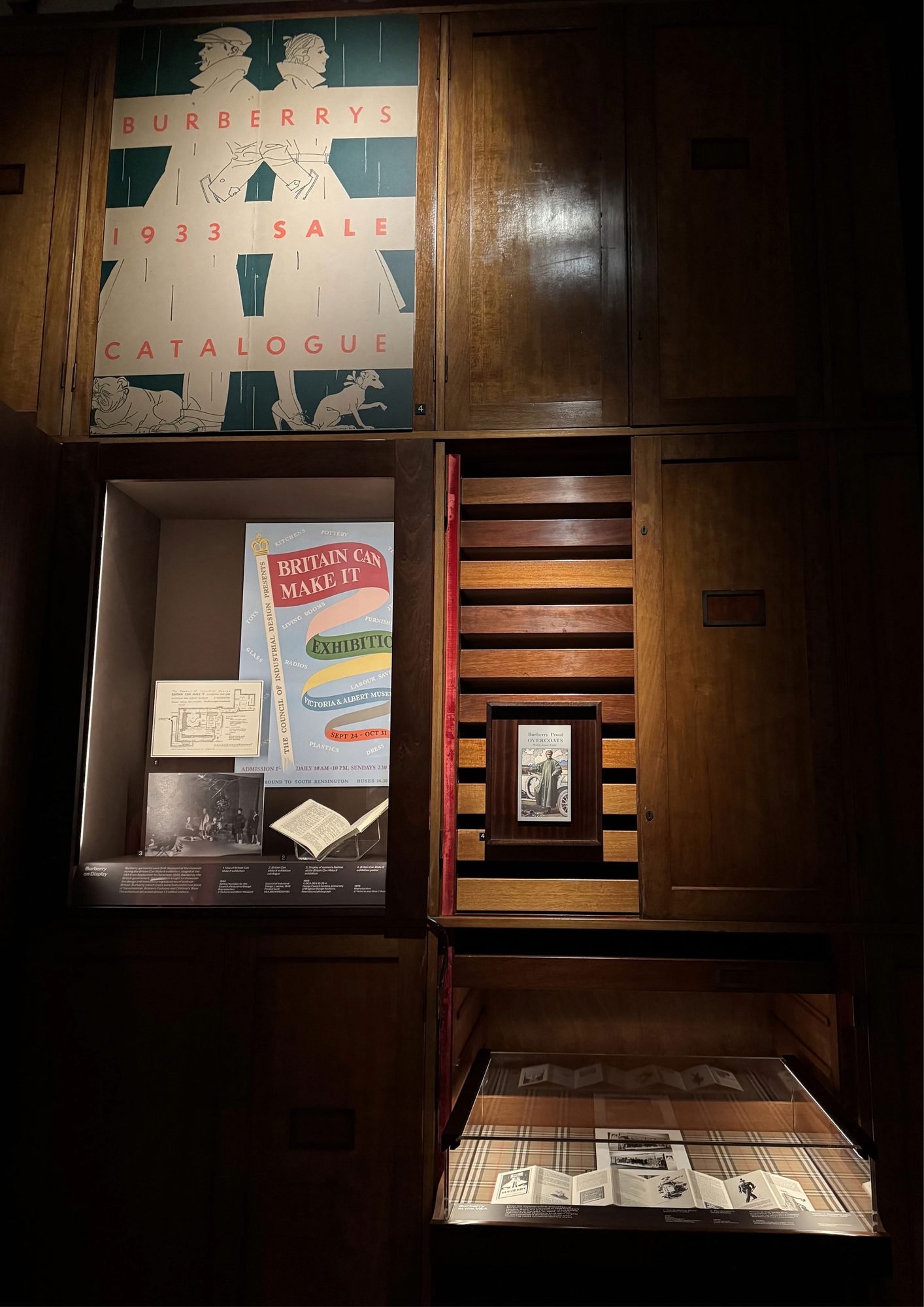 Il trench Burberry : Création d'une icône - l'appuntamento al Museo V&A 4 Esposizione Burberry Victoria & Albert Museum South Kensington