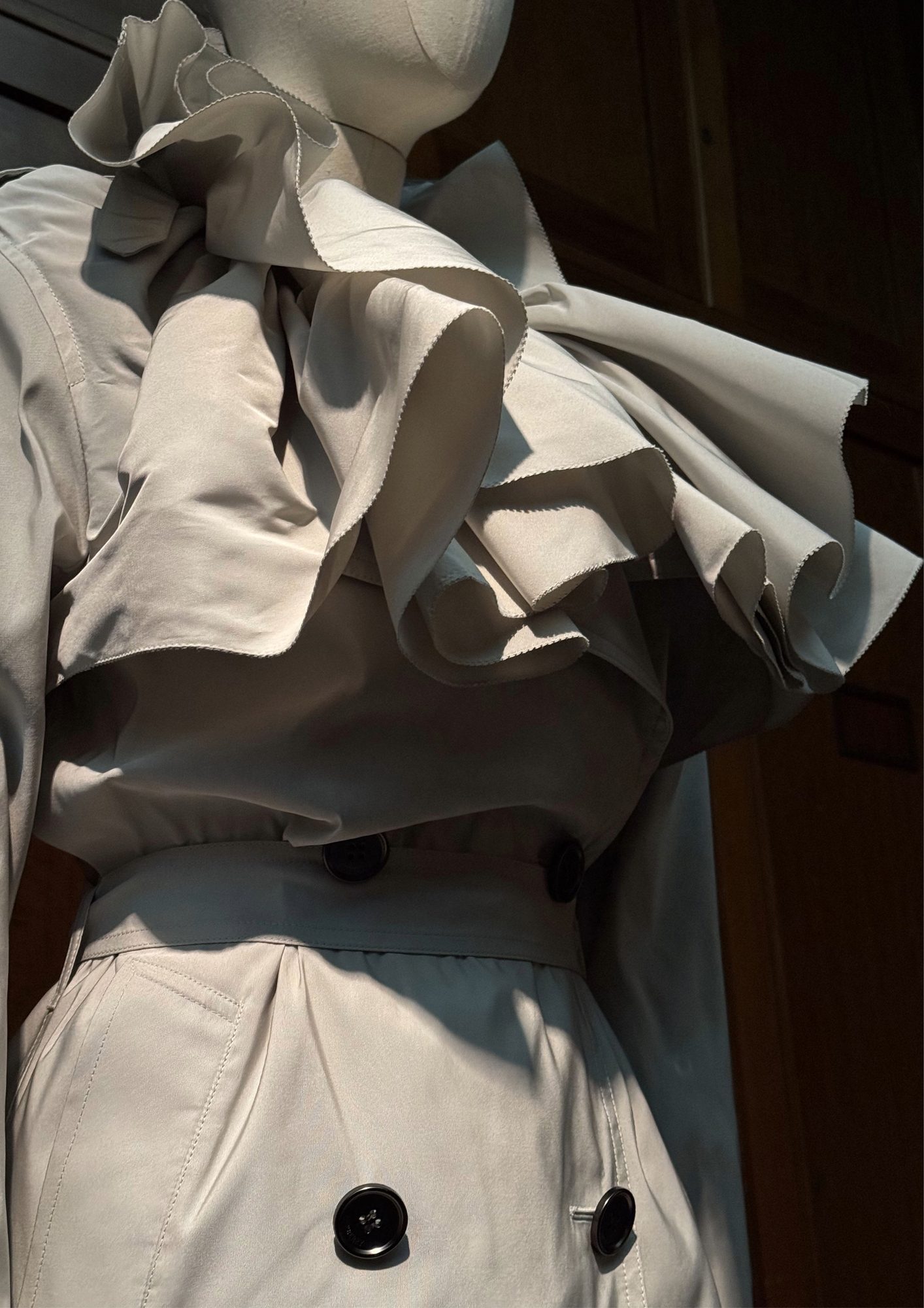 Il trench Burberry : Création d'une icône - l'appuntamento al Museo V&A 10 Colletto trench Burberry esposizione Londra